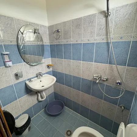 Adrian Agustin Hotel Lukovë