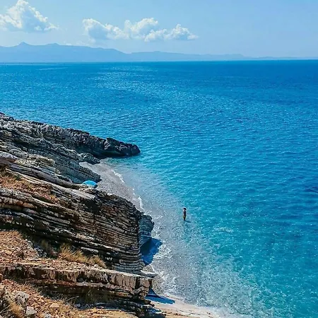 Adrian Agustin Hotel Lukovë