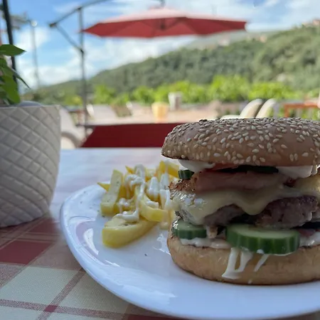 Hotel Adrian Agustin *