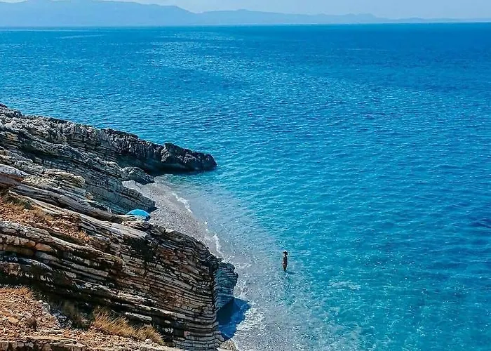 Adrian Agustin Hotel Lukovë