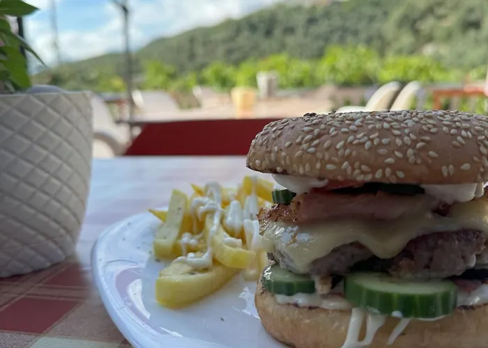 Ξενοδοχείο Adrian Agustin *