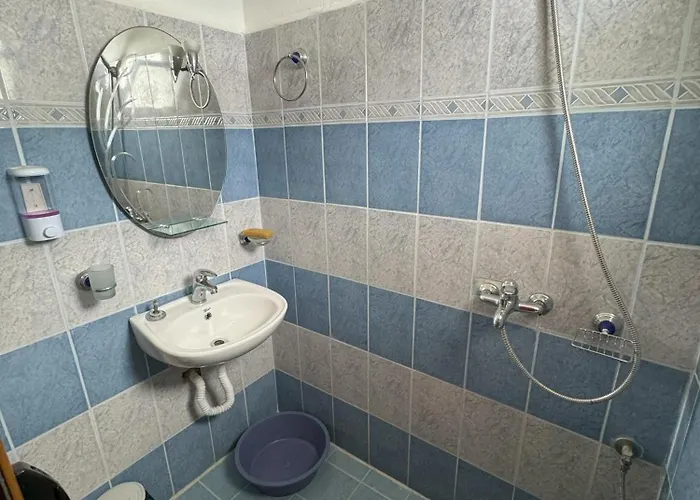 Adrian Agustin Hotel Lukovë