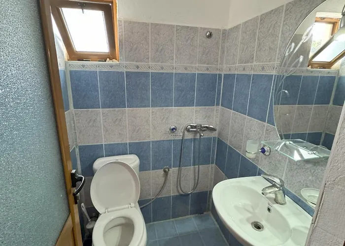 Adrian Agustin Hotel Lukovë